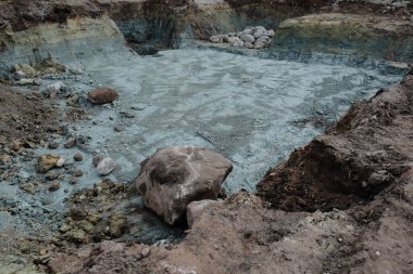 Mavi killi özel bir evin temel hendeği