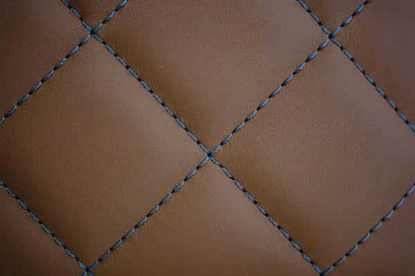 棕色皮革座椅上的蓝色对比线特写 — 图库照片