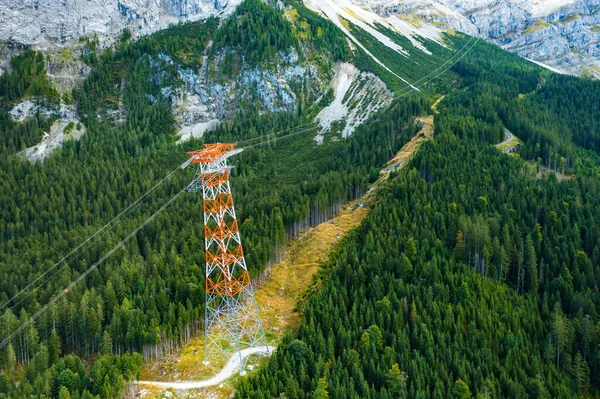 Ligne Électrique Pylône Haut Dans Les Montagnes Entourées Arbres Vue — Photo