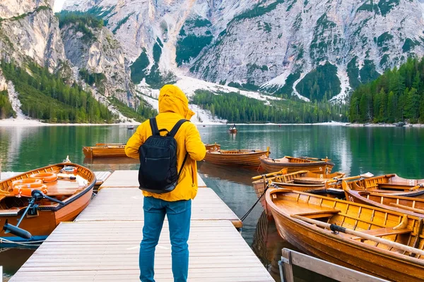 Вдохновляющий Путешественник Желтой Куртке Посетил Популярное Озеро Брэйс Деревянными Лодками — стоковое фото