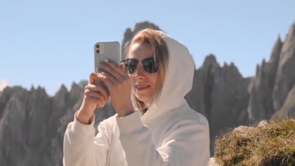 Güneş Gözlüklü Kapüşonlu Gülümseyen Kadın Tre Cime Lavaredo Yakınlarındaki Dağların — Stok video