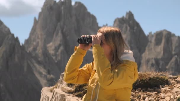 Блондинка Жовтій Куртці Дивиться Через Бінокль Жіночі Туристи Оглядають Гірські — стокове відео