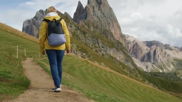 Mulher Loira Caminha Longo Caminho Planalto Admirando Montanhas Rochosas Verão — Vídeo de Stock