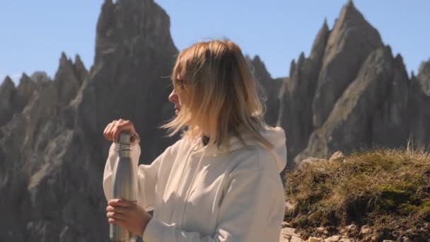 Bebidas Turísticas Femeninas Botella Termo Mujer Mira Montaña Los Alpes — Vídeos de Stock