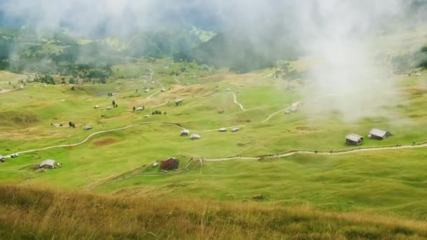 Kavisli Yolları Olan Yeşil Bir Vadi Seceda Dağı Yakınlarında Dağınık — Stok video