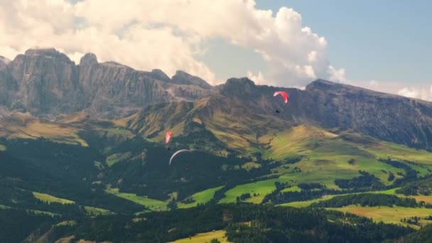 Vliegende Groep Paragliders Bosrijke Vallei Bergen Bergkam Van Rotsachtige Bergen — Stockvideo