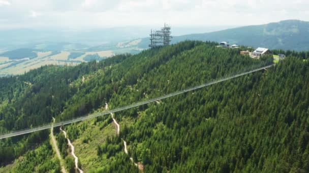 Longue Suspension Sky Bridge Sur Vallée Entre Les Collines Dolni — Video