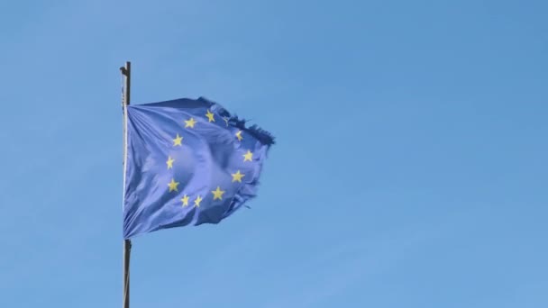Parçalanmış Avrupa Birliği Bayrağı Güçlü Rüzgarda Dalgalanıyor Mavi Arkaplanda Altın — Stok video
