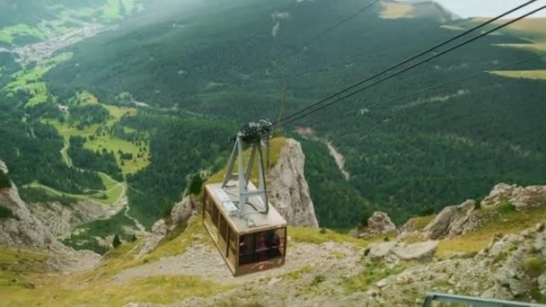 Ortisei Italy September 2022 Cable Car Cabin Moves Rocky Mountainside — Stock Video