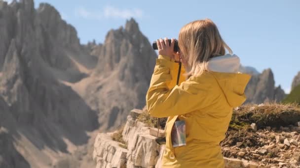 Dişi Turist Mavi Gökyüzünün Altındaki Dürbünlerden Bakar Kadınlar Tre Cime — Stok video