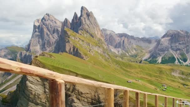 Most Dřevěným Zábradlím Přes Údolí Hory Seceda Skalnaté Pohoří Italských — Stock video