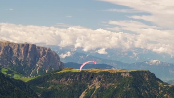 Grupo Parapentes Vuela Sobre Verdes Tierras Altas Boscosas Las Montañas — Vídeos de Stock
