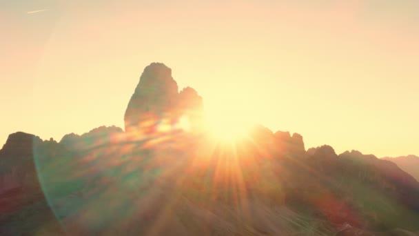 Güneş Tre Cime Lavaredo Nun Görkemli Dağlarının Üzerinden Yükseliyor Güneşin — Stok video