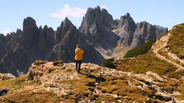 Kadın Dağ Yamaçlarını Kamerayla Çekiyor Dişi Turist Dağ Kanyonunun Tepesinde — Stok video
