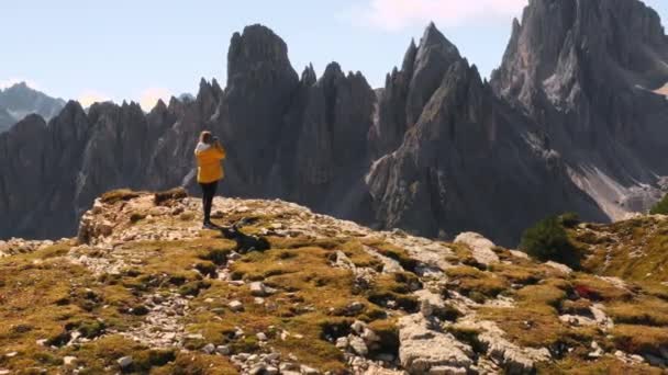 Dişi Turist Dar Bir Boğazın Kenarında Kamerayla Dağ Manzarası Çekiyor — Stok video