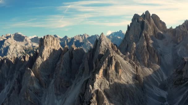 Beyaz Bulutlu Mavi Gökyüzünün Altındaki Kayalık Dağ Zirveleri Gri Kum — Stok video