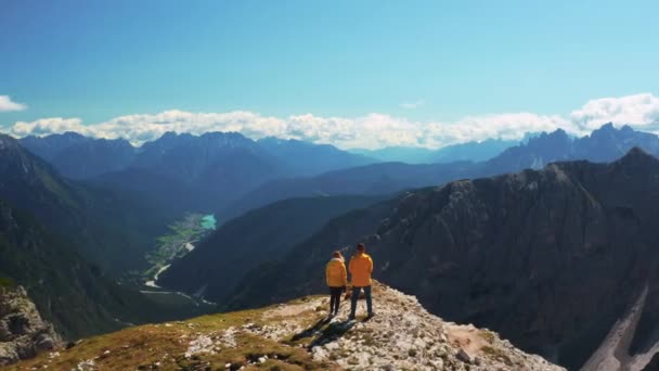 Couple Tourists Stands Precipice Mountains Young Man Woman Admire Landscape — Stock Video