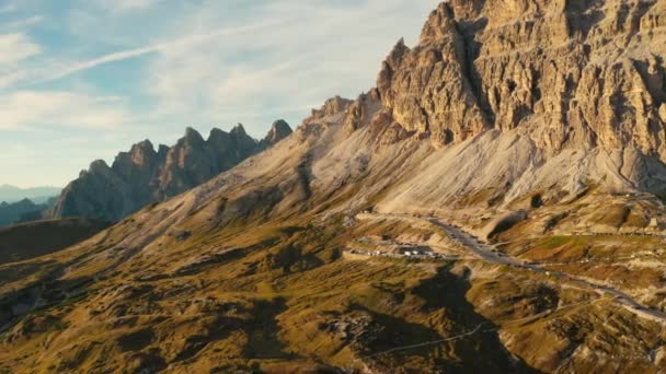 Tre Cime Lavaredo Kayalık Dağın Eteklerindeki Yol Rüzgarları Manzaralı Dağ — Stok video