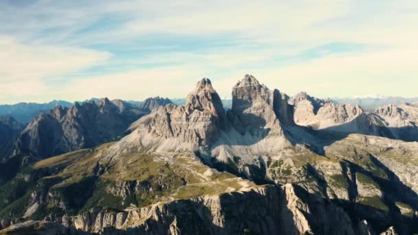 Kayalık Dağlar Derin Kanyonların Üzerinde Yükselir Mavi Gökyüzü Altında Ilkel — Stok video