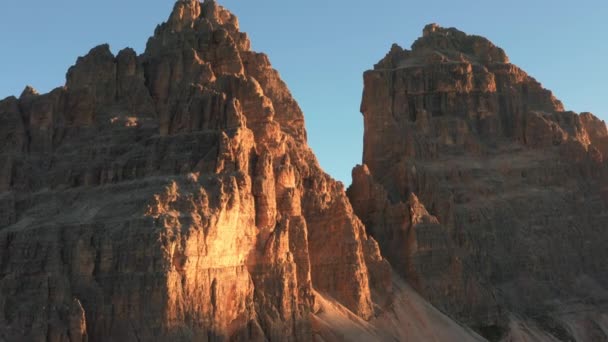 Монументальные Зазубренные Вершины Голых Скалистых Гор Простираются Голубым Безоблачным Небом — стоковое видео