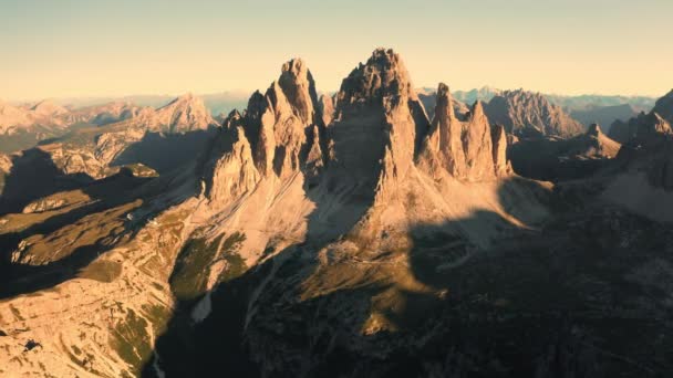 Gün Doğumunda Alpler Dağlık Vadileri Olan Uçsuz Bucaksız Kayalık Dağ — Stok video