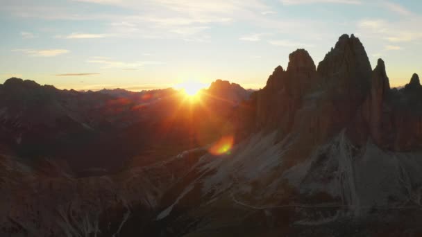 Güneş Ufukta Kayalık Dağ Sırasının Üstünde Batıyor Tre Cime Lavaredo — Stok video