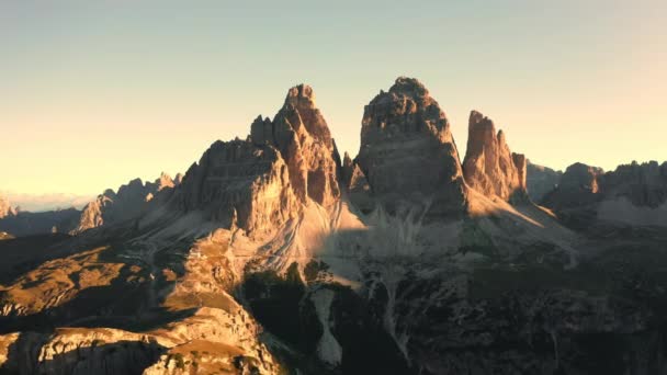 Skaliste Szczyty Tre Cime Lavaredo Świcie Górski Krajobraz Szerokich Pagórkowatych — Wideo stockowe