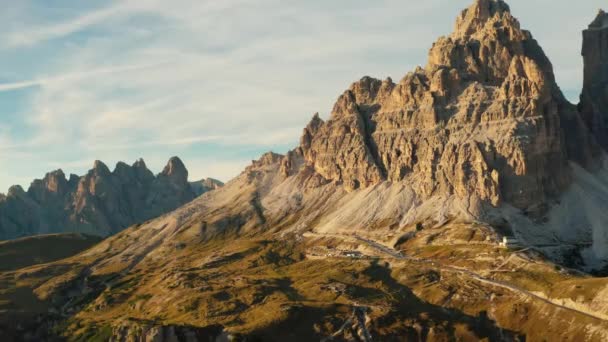 Mavi Gökyüzünün Altında Kayalık Dağlık Arazide Beyaz Bulutlu Virajlı Bir — Stok video