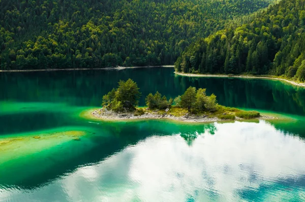 Una Piccola Isola Con Alberi Mezzo Lago Con Acqua Trasparente — Foto Stock