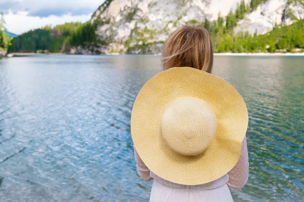 Красивая Женщина Отдыхает Озере Брейес Альпах — стоковое фото