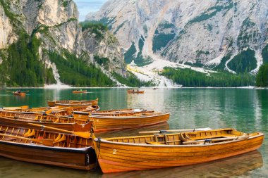 Muhteşem Braies Gölü Dolomite Alpleri, İtalya 'da ahşap tekne zinciri..