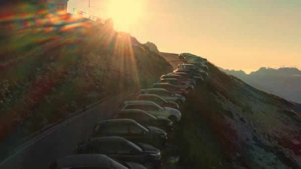 Autos Auf Einem Parkplatz Den Bergen Bei Sonnenaufgang Touristen Auf — Stockvideo