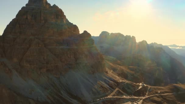 Gün Doğumunda Lavaredo Nun Kayalık Tepesi Manzarası Dağlık Yamaçlarda Arabalı — Stok video