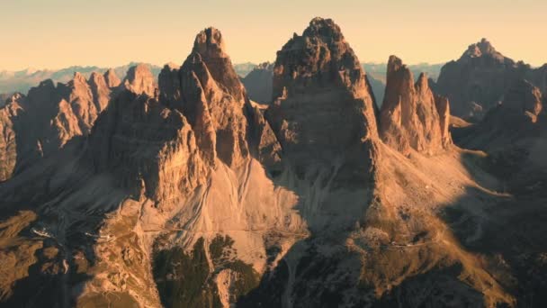 Bergslandskapet Three Peaks Lavaredo Vid Soluppgången Soliga Ojämna Toppar Och — Stockvideo