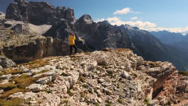 Kadın Görkemli Dağların Manzarasını Kamerada Tre Cime Lavaredo Yansıtıyor Dişi — Stok video