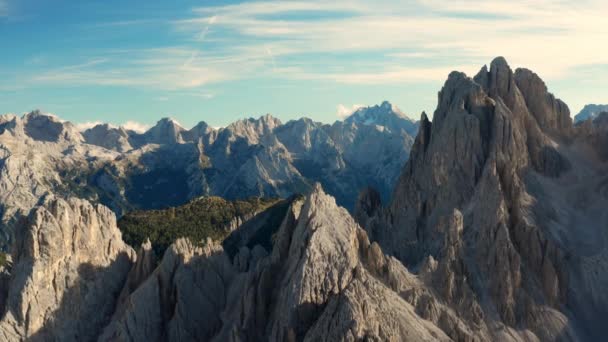 Gebirgszüge Der Alpen Unter Blauem Himmel Mit Weißen Wolken Felsige — Stockvideo