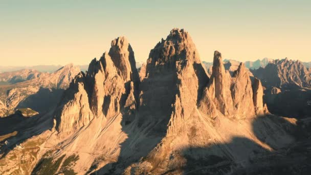 Yükselen Güneş Savaşı Gibi Kayalık Dağların Zirveleriyle Aydınlandı Açık Gökyüzünün — Stok video