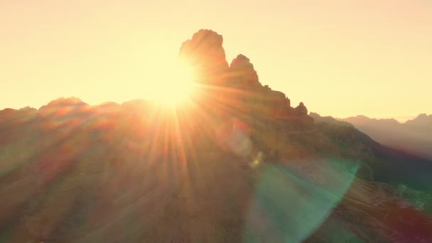 Gün Doğumunda Yüksek Dağların Keskin Yüzleri Güneş Işınlarıyla Aydınlatılan Tre — Stok video