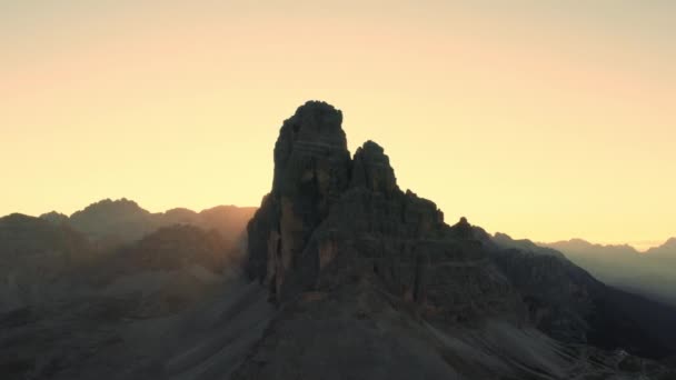 Sun Rises Mountain Range High Rocky Peaks Sand Covered Foothills — Stock Video