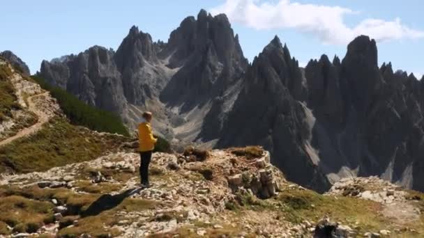 Sarışın Kadın Mavi Gökyüzünün Altındaki Kanyonun Üstündeki Taşlı Tepede Duruyor — Stok video
