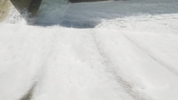 Temiz Akıntıları Taş Yapıdan Aşağı Akar Beyaz Köpük Damlacıklar Oluşturur — Stok video