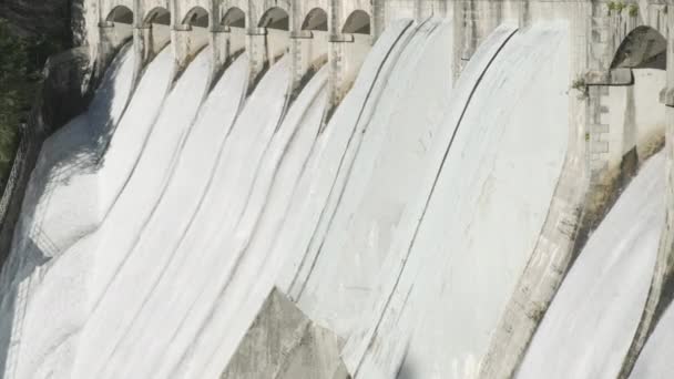 Büyük Hidroelektrik Barajı Nehirde Temiz Akıntıları Var Güneşli Bir Günde — Stok video