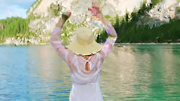 Женщина Соломенной Шляпе Поднимает Руки Танцуя Против Озера Брэйс Возле — стоковое видео