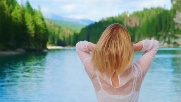 Mujer Rubia Ajusta Peinado Pie Contra Lago Braies Bosque Verde — Vídeos de Stock