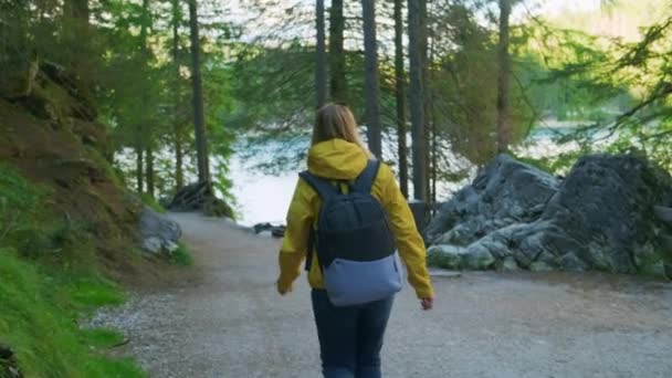 Žena Batohem Kráčí Cestě Ukazuje Prstem Vysoké Stromy Jezera Braies — Stock video