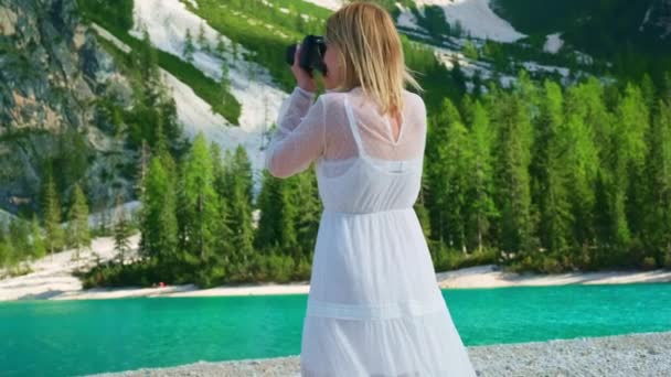 Blondýnka Fotí Malebné Jezero Braies Obklopené Horami Lesy Itálii Dáma — Stock video