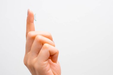 Görüntünün gelişmesi için kontakt lenslerin yan görünümü ya da kadınların ellerindeki göz rengi değişiklikleri. 