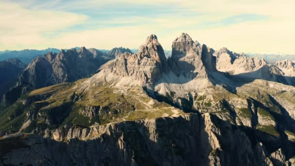 Paisaje Los Tres Picos Lavaredo Cordilleras Rocosas Soleadas Cañones Montañosos — Vídeo de stock