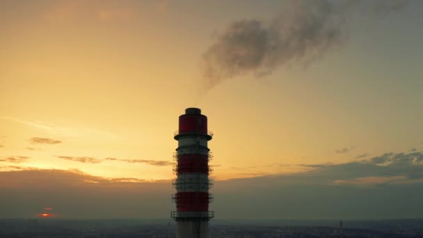 Токсичные Газы Плывущие Закатному Небу Промышленной Башни Электростанции Вызывают Экологическое — стоковое видео