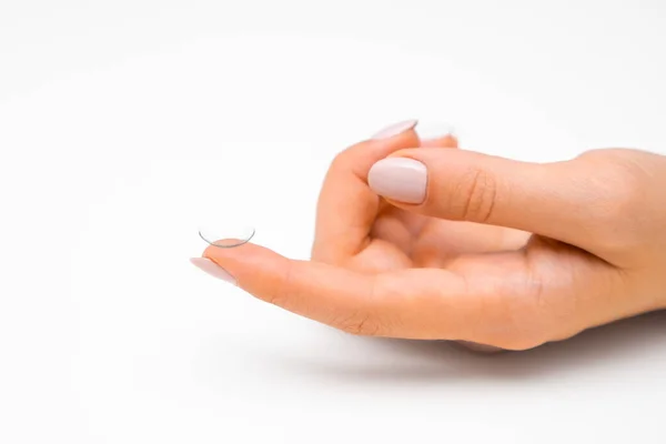 Einweg Kontaktlinsen Der Fingerspitze Auf Weißem Hintergrund Mit Kopierraum — Stockfoto
